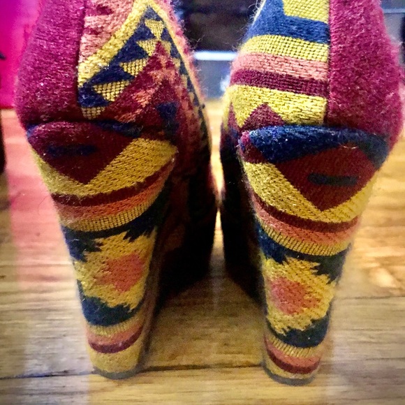 Steve Madden Tribal Pattern Wedge Shoes - Picture 4 of 5